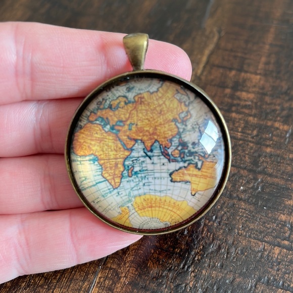 World Map Pendant - Picture 4 of 4